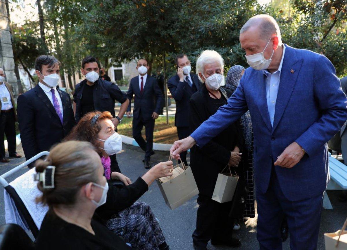 Cumhurbaşkanı Erdoğan, Darülaceze sakinleriyle bir araya geldi