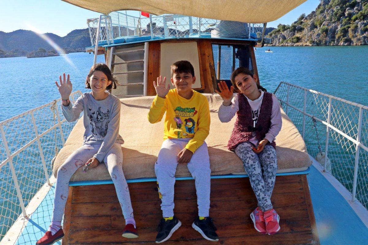 Kaleköy'de öğrenciler, okula 'mavi yolculukla' gidiyor