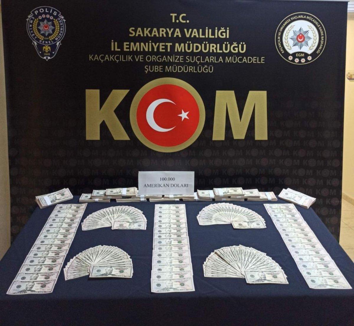 Sakarya'da 100 bin sahte doları piyasaya sürmek isterken yakalandılar