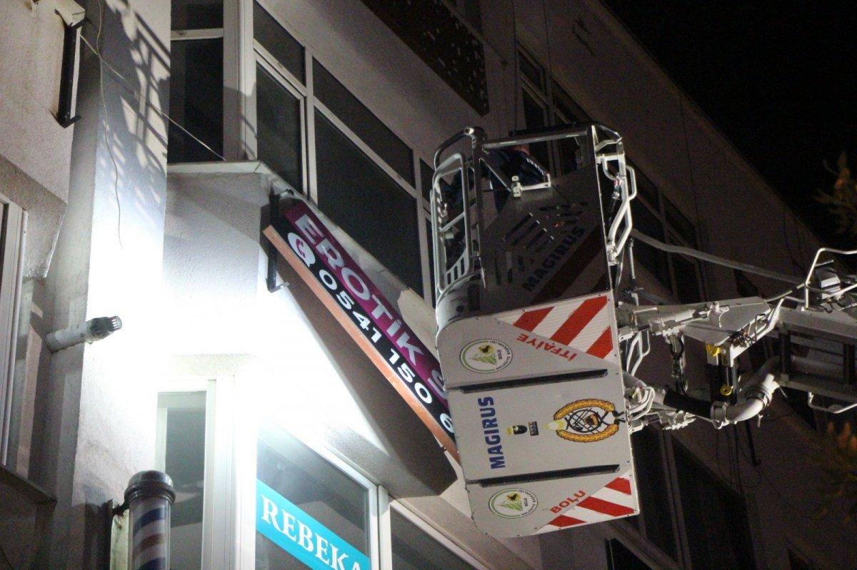 Bolu'da ruhsatsız ‘Erotik Shop’ mühürlendi, tabelası indirildi