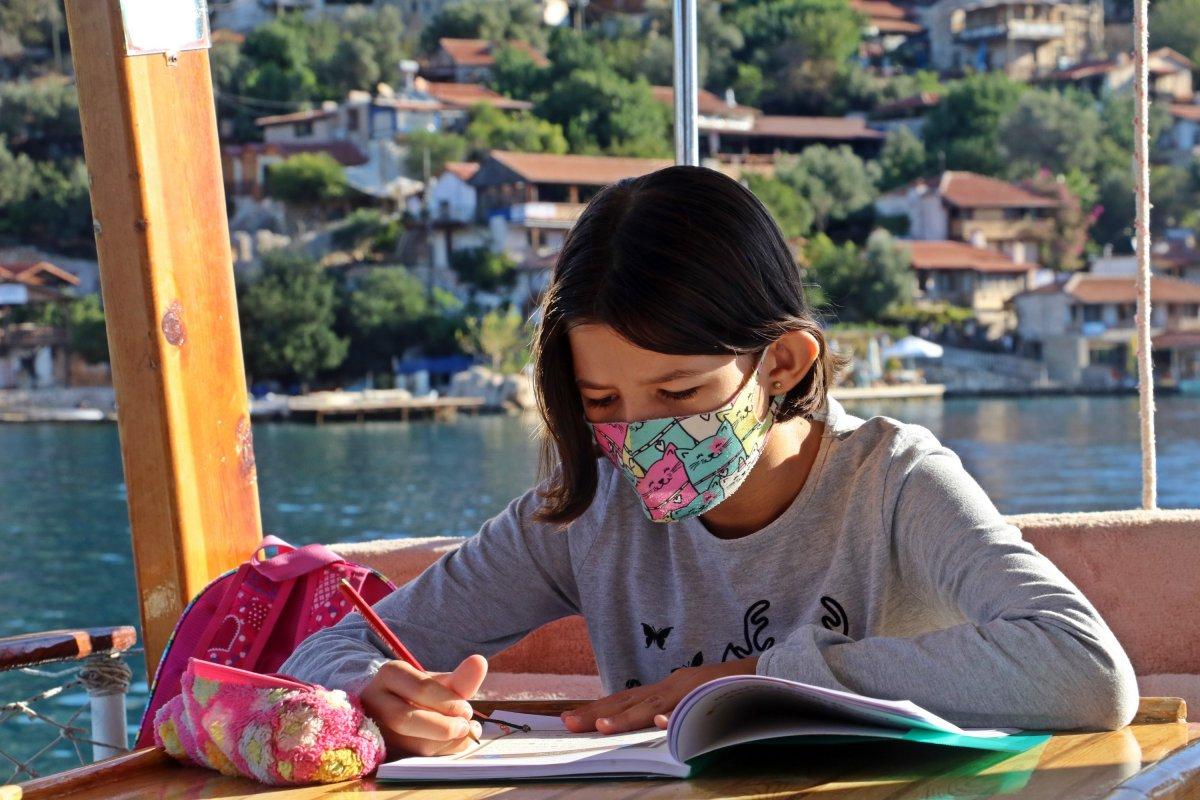 Kaleköy'de öğrenciler, okula 'mavi yolculukla' gidiyor