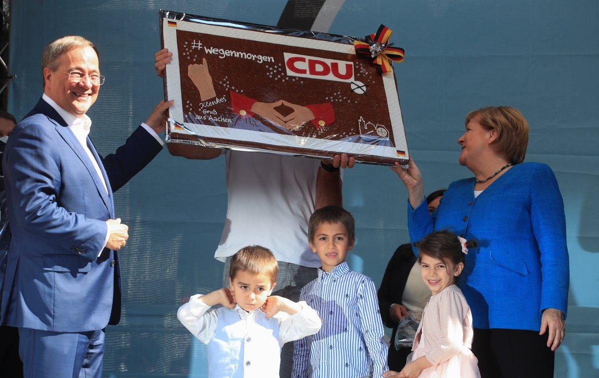 Angela Merkel, son mitingine veliahtı için çıktı