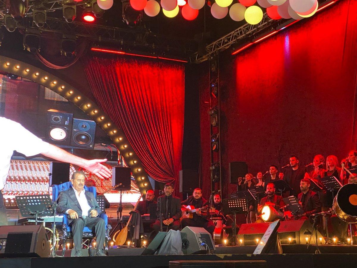 İbrahim Tatlıses, Kuruçeşme Açıkhava'da hayranlarını coşturdu