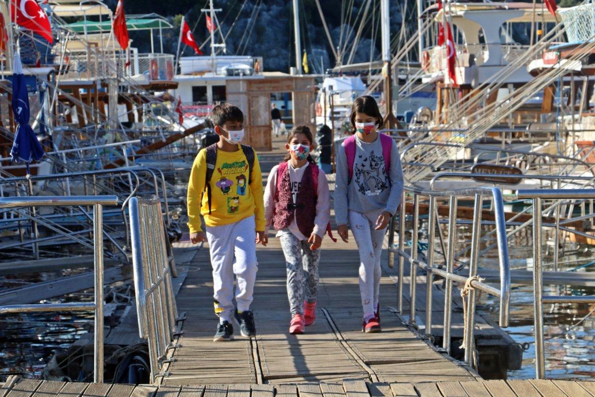 Kaleköy'de öğrenciler, okula 'mavi yolculukla' gidiyor