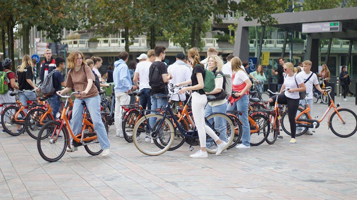 Hollanda'da sosyal mesafe kuralı kalktı