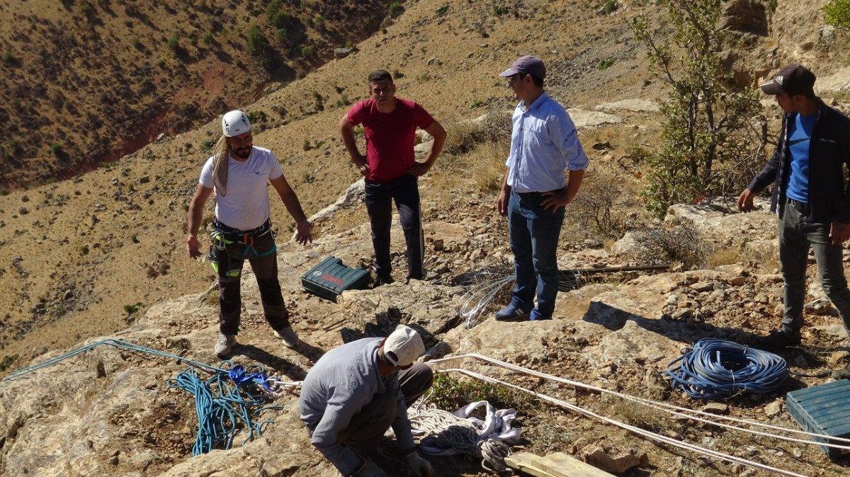 Batman'da kaya balına ulaşmak için ölümü göze alıyorlar