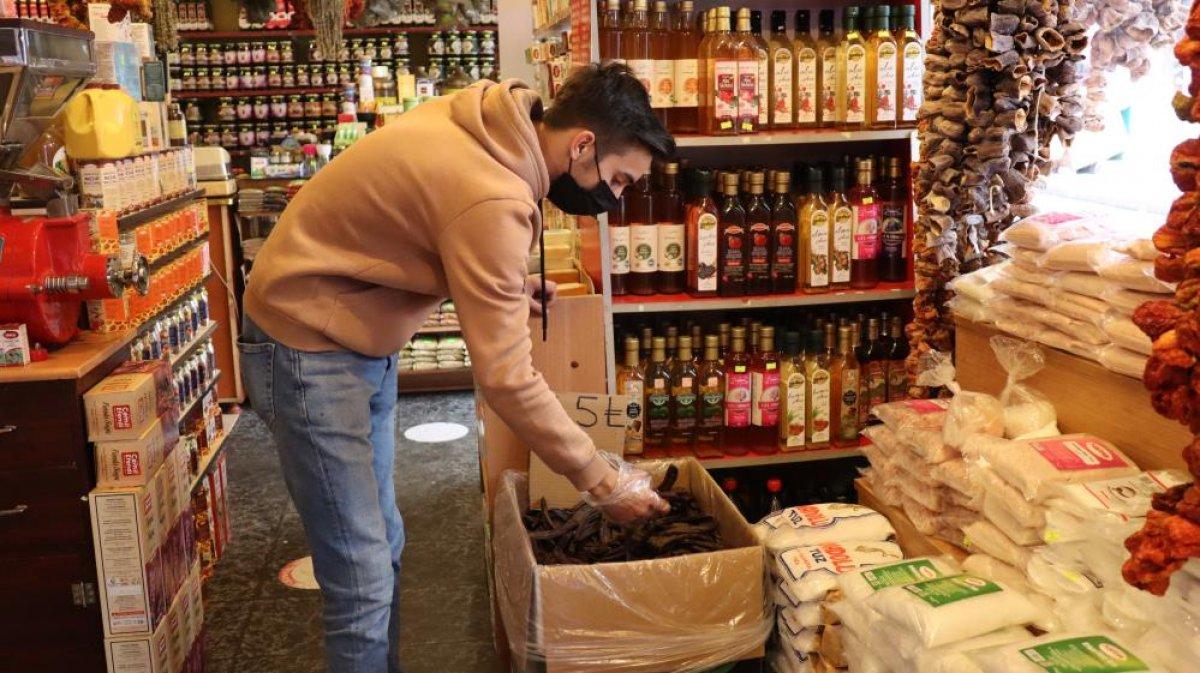 Kocaeli'de vatandaşlar soğuktan korunmak için aktarların yolunu tuttu