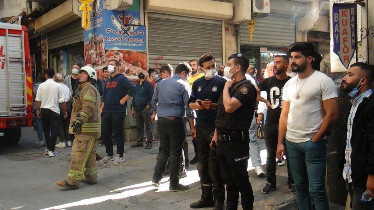 Beyoğlu'nda çıkan yangın paniğe neden oldu