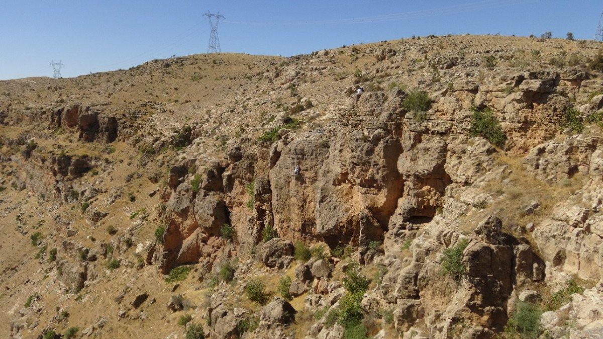 Batman'da kaya balına ulaşmak için ölümü göze alıyorlar