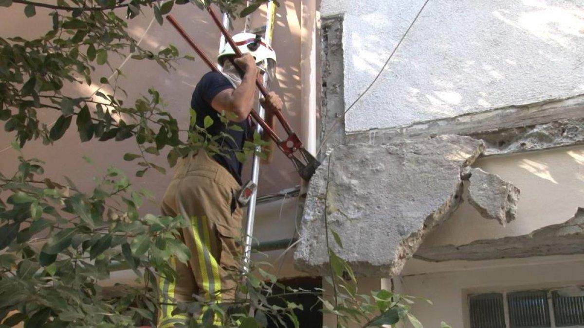 Kadıköy'de bir binanın balkonları çöktü: Büyük ölçüde hasar oluştu