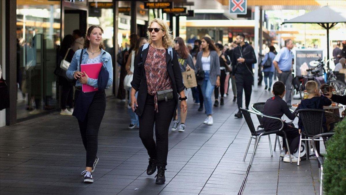 Hollanda'da sosyal mesafe kuralı kalktı