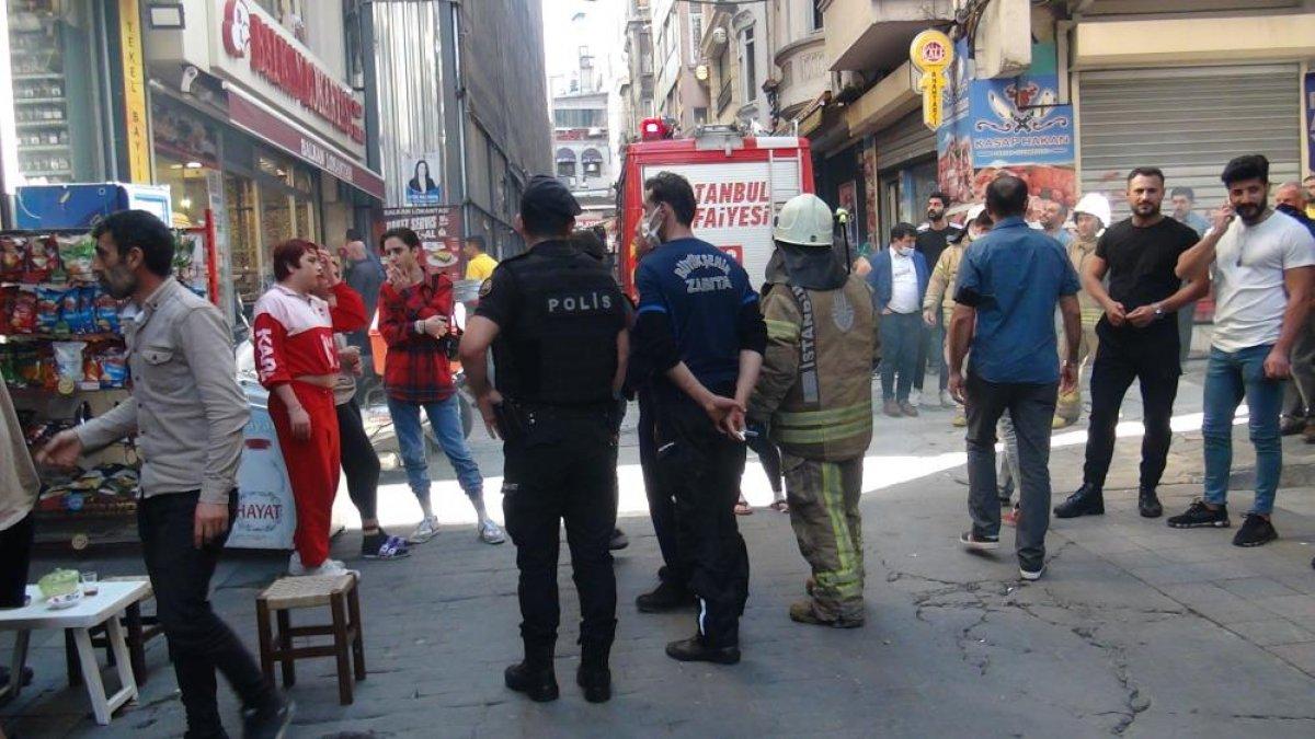 Beyoğlu'nda çıkan yangın paniğe neden oldu