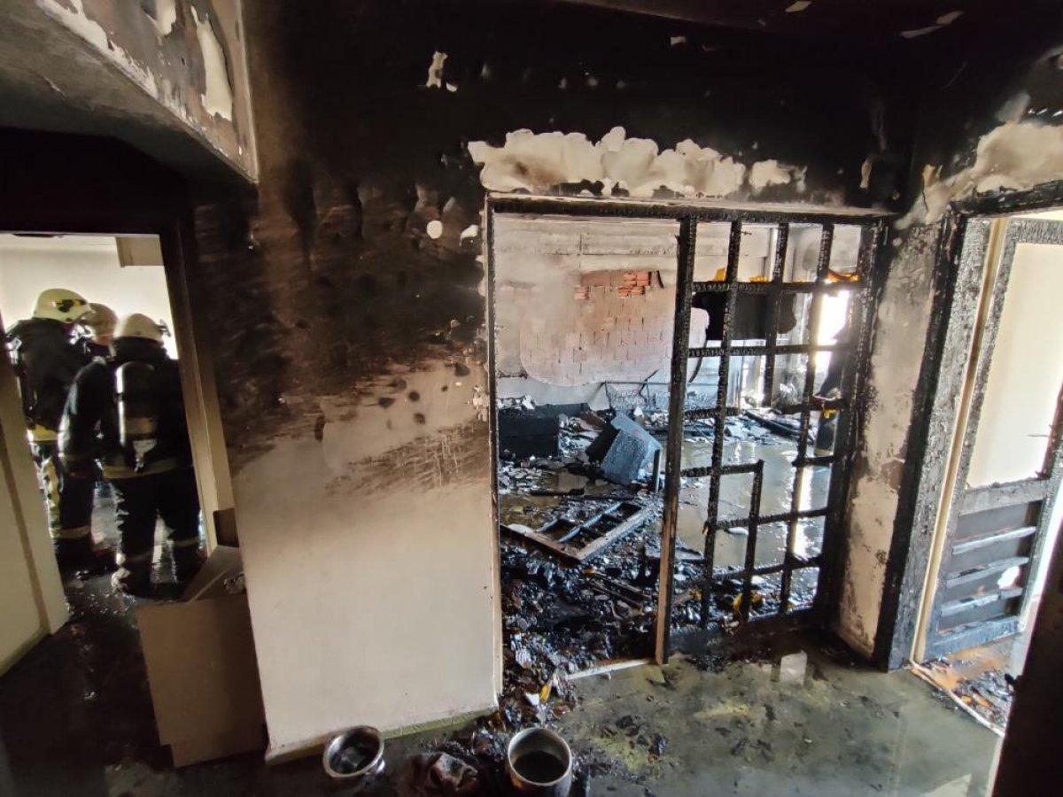 Antalya'da evi külen dönen şahıs, yaralarına aldırmayıp kedisini bağrına bastı