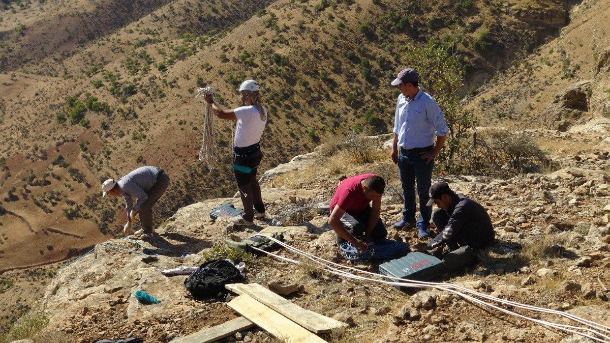 Batman'da kaya balına ulaşmak için ölümü göze alıyorlar