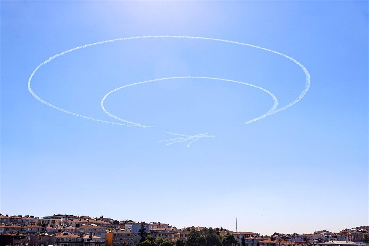 Türk Yıldızları TEKNOFEST’te: Gökyüzüne Türk Bayrağı çizildi