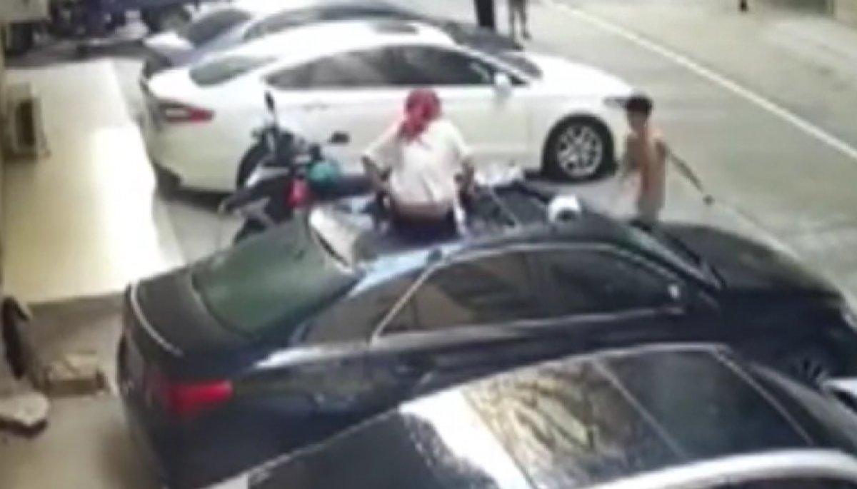 Çin'de ilişki esnasında balkondan düşen kadın