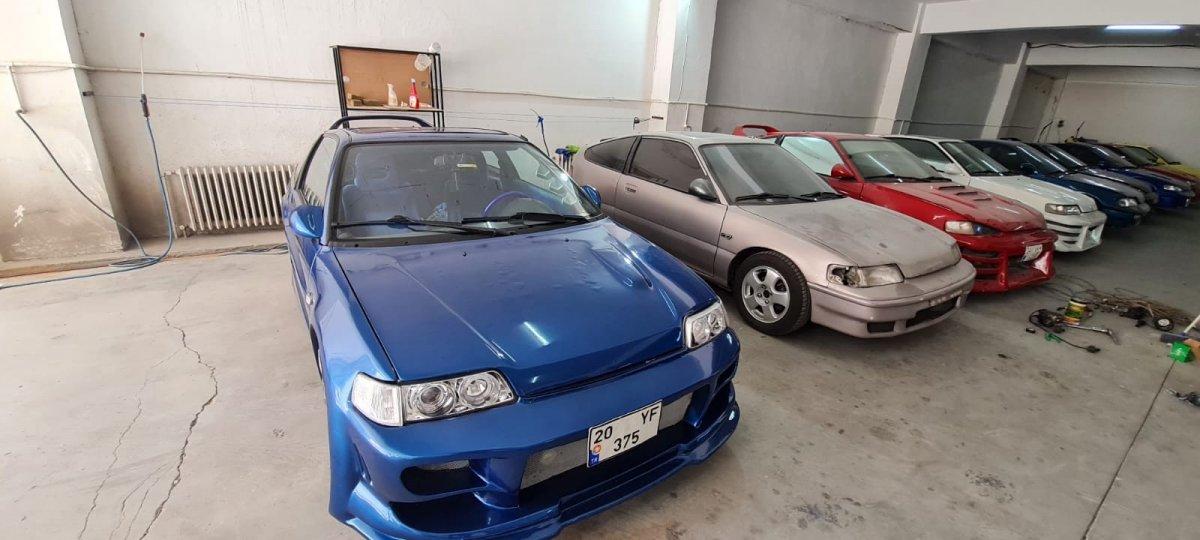 Denizli'de sahibi olduğu gazeteyi yaşatmak için 17 araçlık koleksiyonunu satıyor