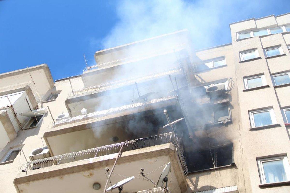 Antalya'da evi külen dönen şahıs, yaralarına aldırmayıp kedisini bağrına bastı