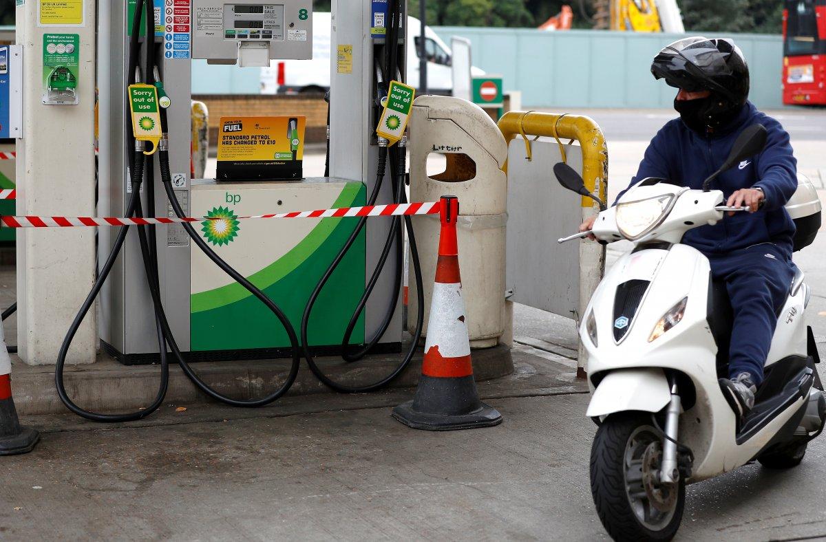 İngiltere'de benzin kuyruğunda kavgalar başladı