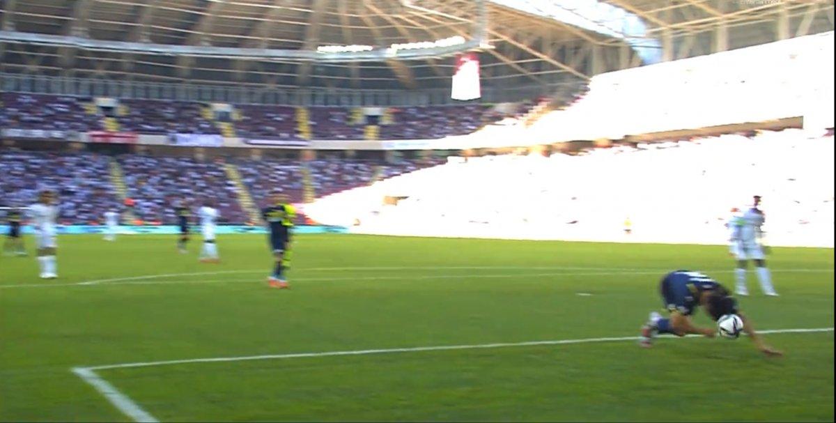 Hatayspor-Fenerbahçe maçında tartışmalı penaltı pozisyonu