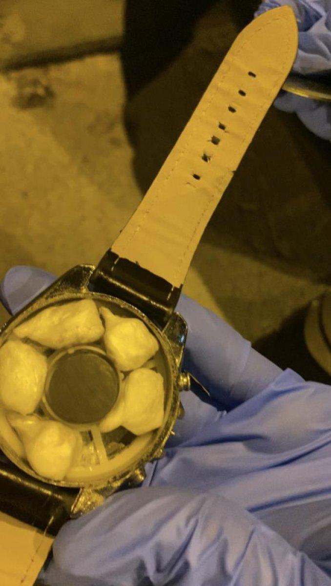 Beşiktaş'ta polislerin dikkatinden kaçmayan detay: Kol saatinden uyuşturucu çıktı