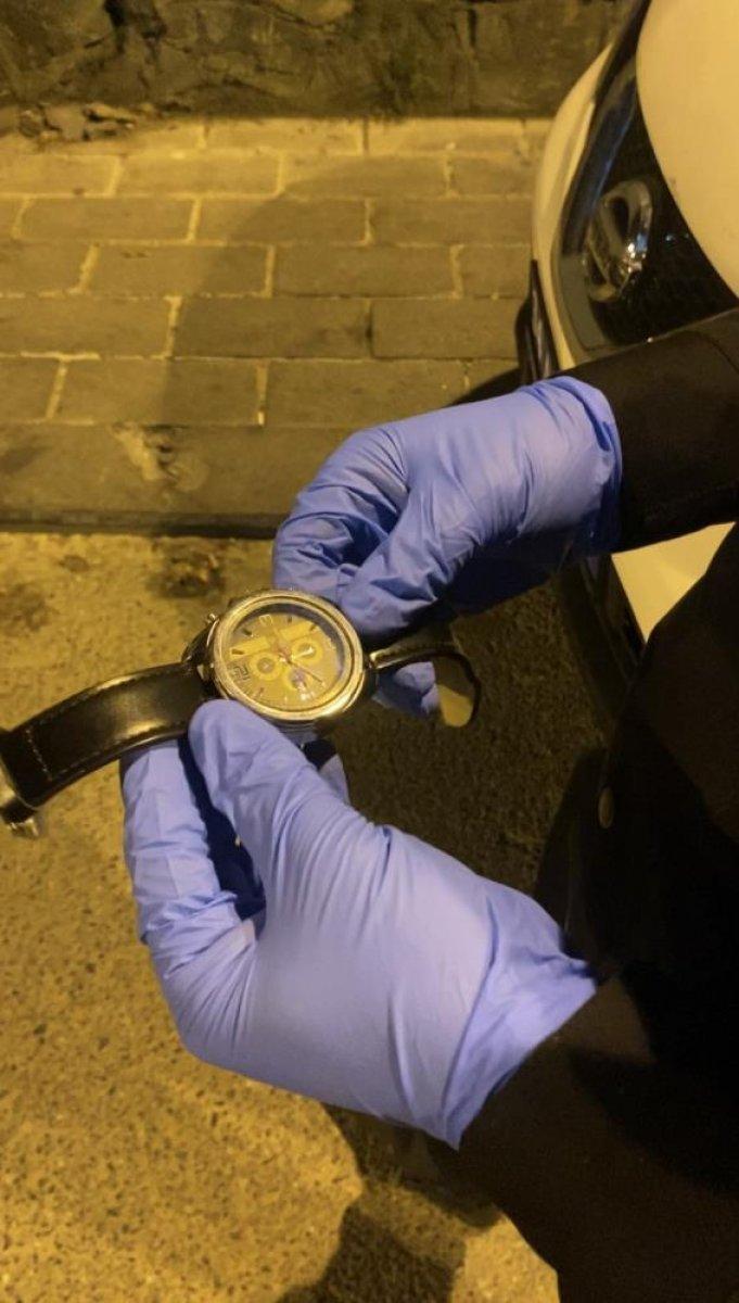 Beşiktaş'ta polislerin dikkatinden kaçmayan detay: Kol saatinden uyuşturucu çıktı