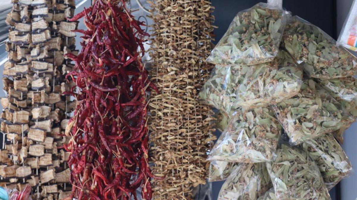 Kocaeli'de vatandaşlar soğuktan korunmak için aktarların yolunu tuttu