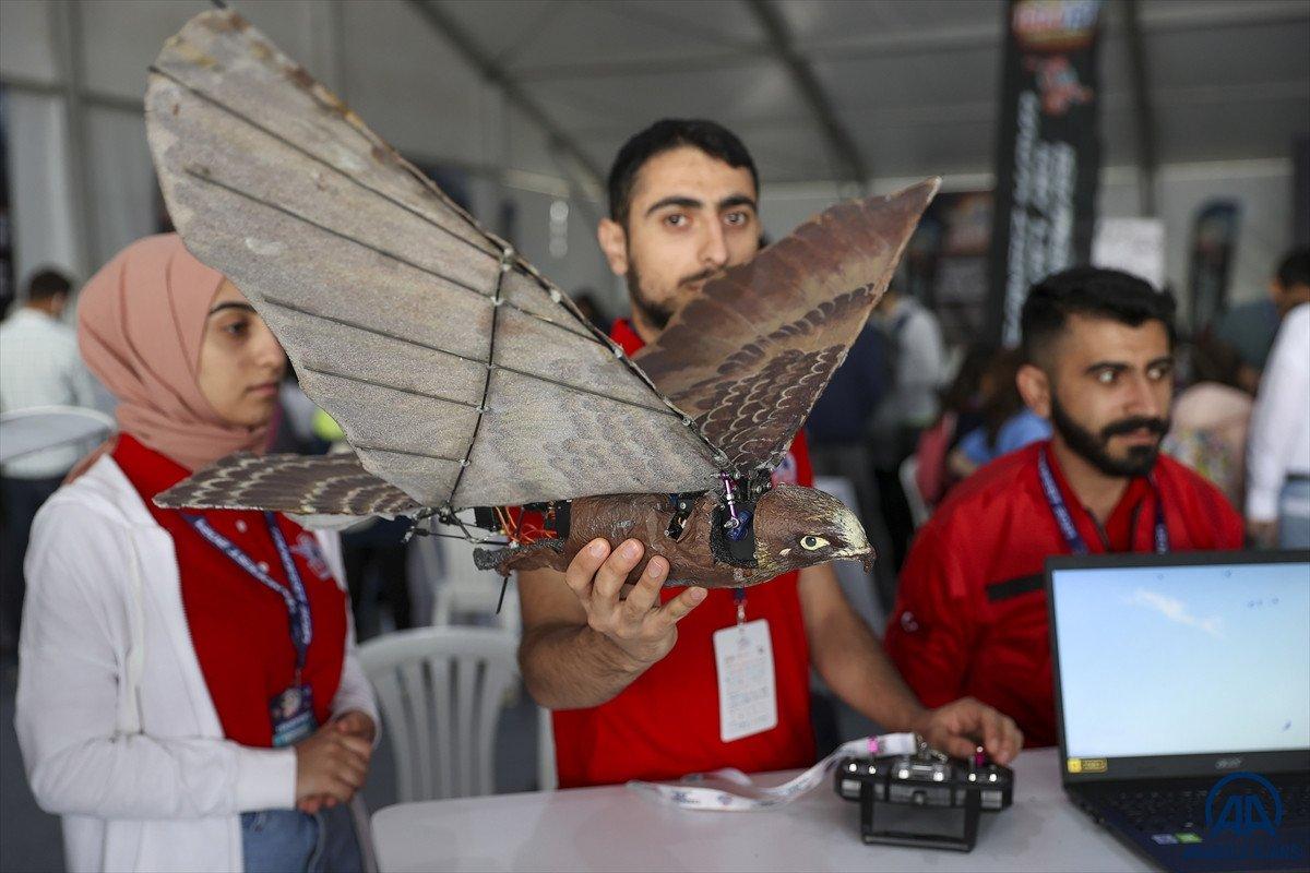 Ağrılı öğrencilerin yaptığı 'robot kuş atmaca' TEKNOFEST'te sergilendi