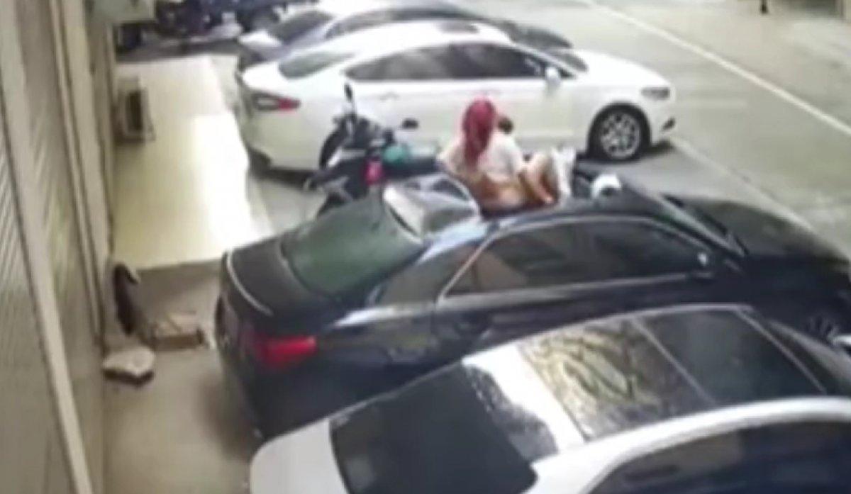 Çin'de ilişki esnasında balkondan düşen kadın