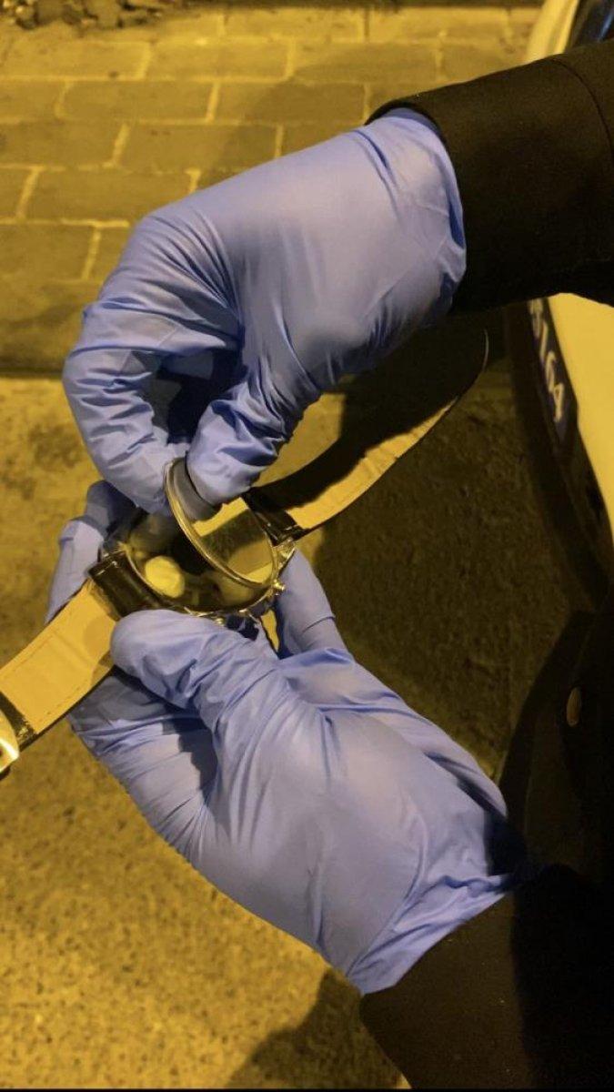 Beşiktaş'ta polislerin dikkatinden kaçmayan detay: Kol saatinden uyuşturucu çıktı