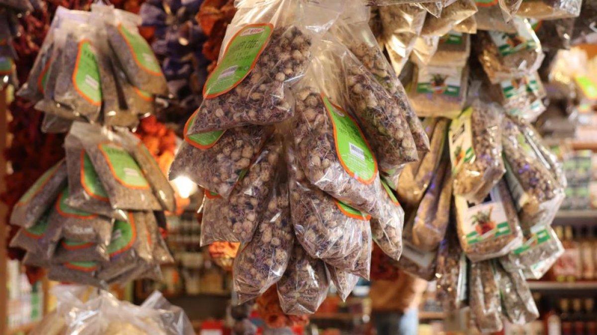 Kocaeli'de vatandaşlar soğuktan korunmak için aktarların yolunu tuttu