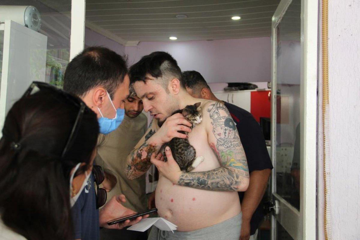 Antalya'da evi külen dönen şahıs, yaralarına aldırmayıp kedisini bağrına bastı
