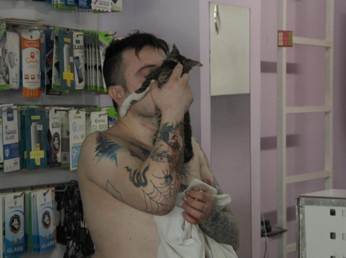 Antalya'da evi külen dönen şahıs, yaralarına aldırmayıp kedisini bağrına bastı