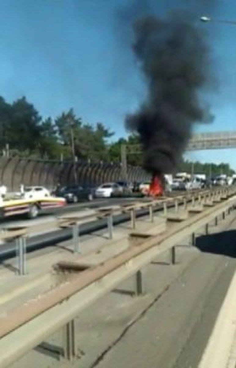 TEM'de seyir halinde motosiklet alev alev yandı