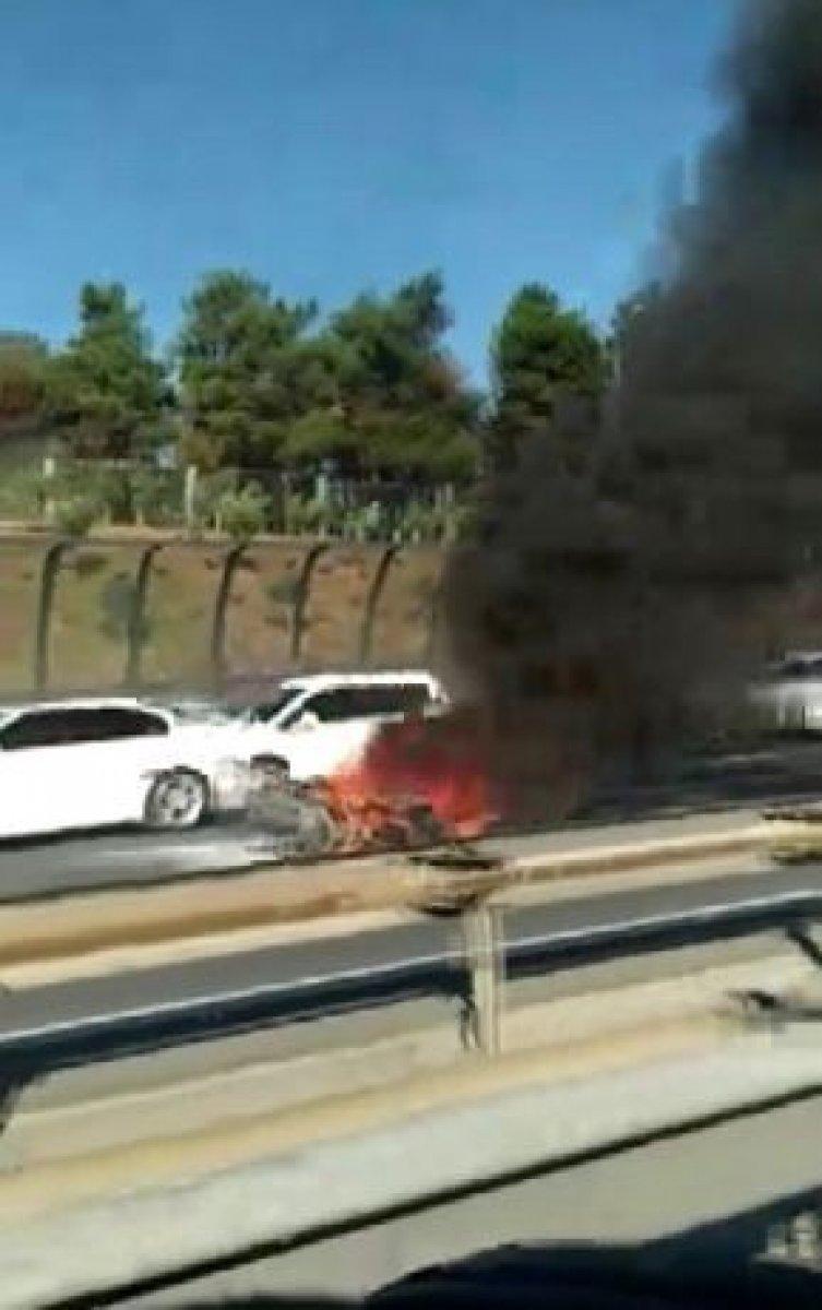 TEM'de seyir halinde motosiklet alev alev yandı