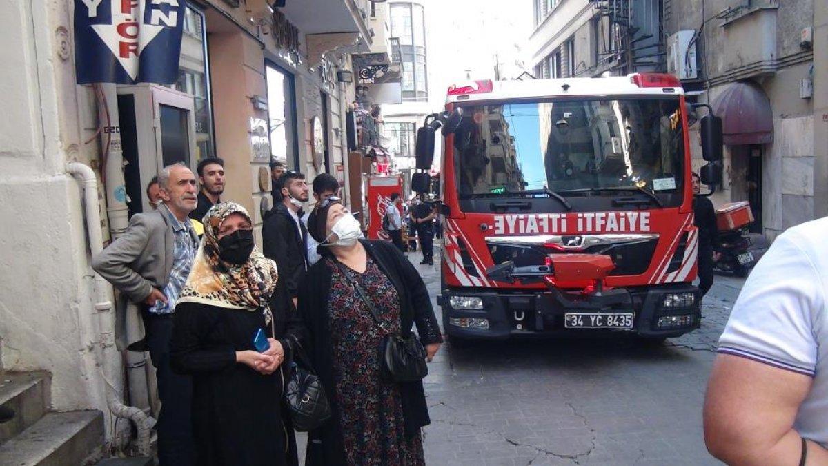 Beyoğlu'nda çıkan yangın paniğe neden oldu