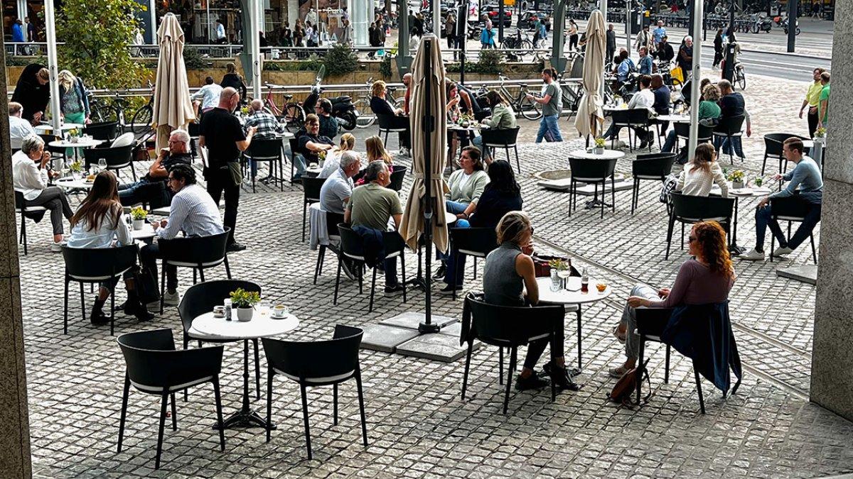 Hollanda'da sosyal mesafe kuralı kalktı