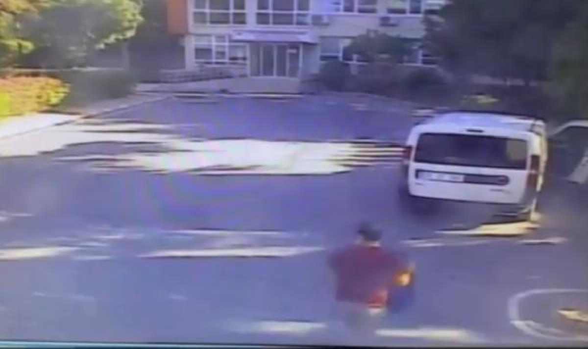 Bakırköy'de suç delili olan 2 şişe alkolü çaldılar