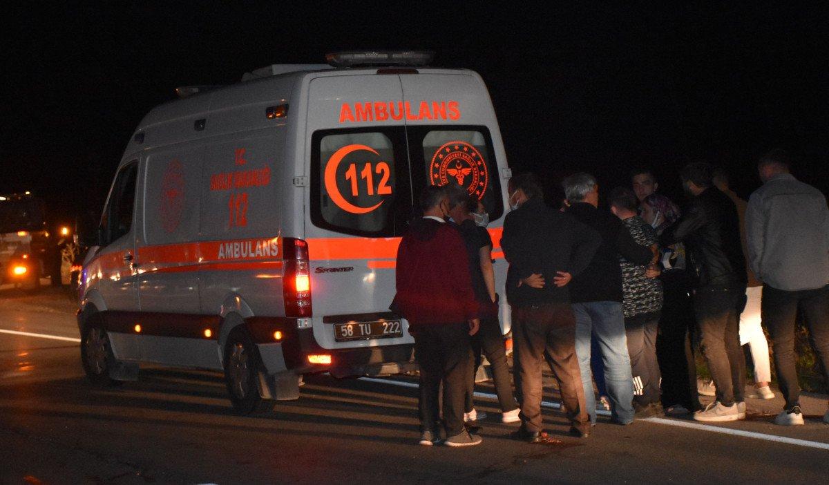 Sivas'ta yola çıkan domuz sürüsü kazaya neden oldu