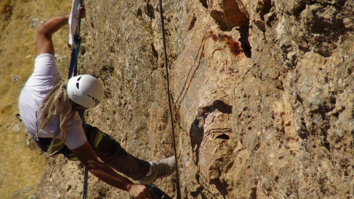 Batman'da kaya balına ulaşmak için ölümü göze alıyorlar