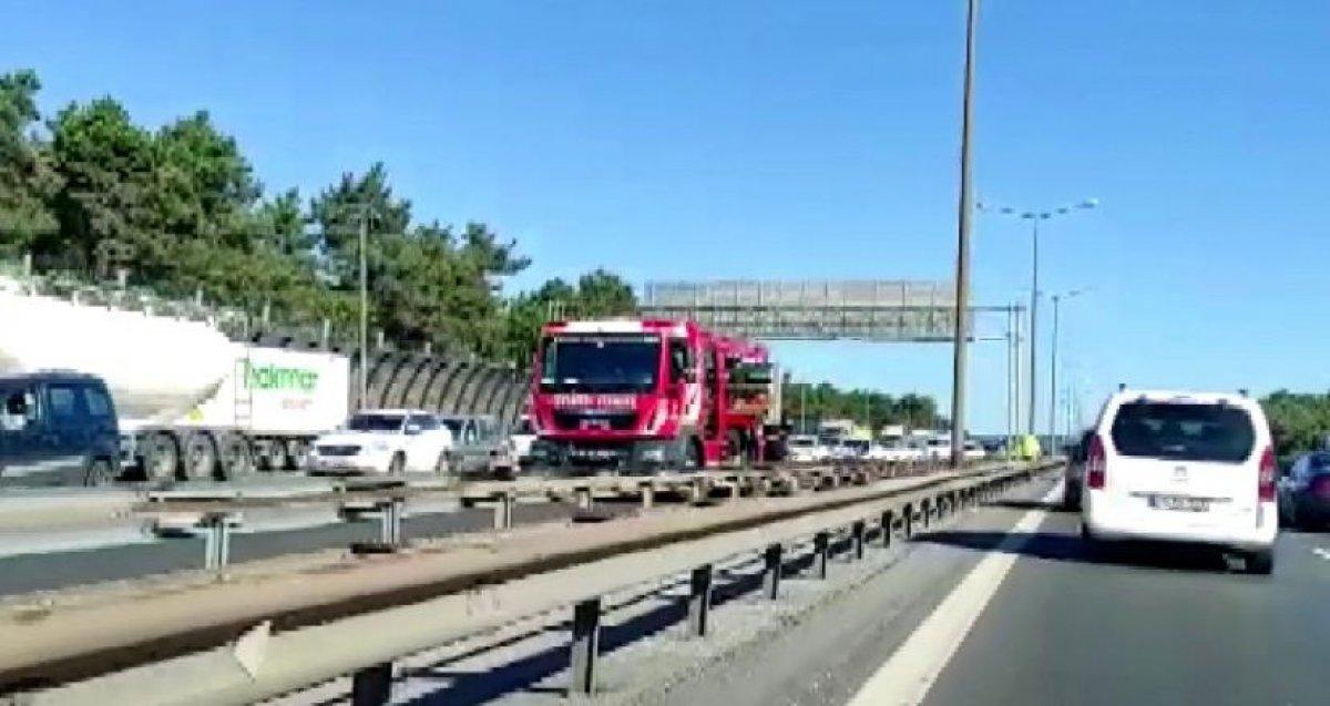 TEM'de seyir halinde motosiklet alev alev yandı