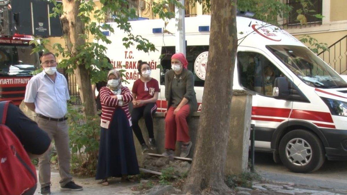 Kadıköy'de bir binanın balkonları çöktü: Büyük ölçüde hasar oluştu