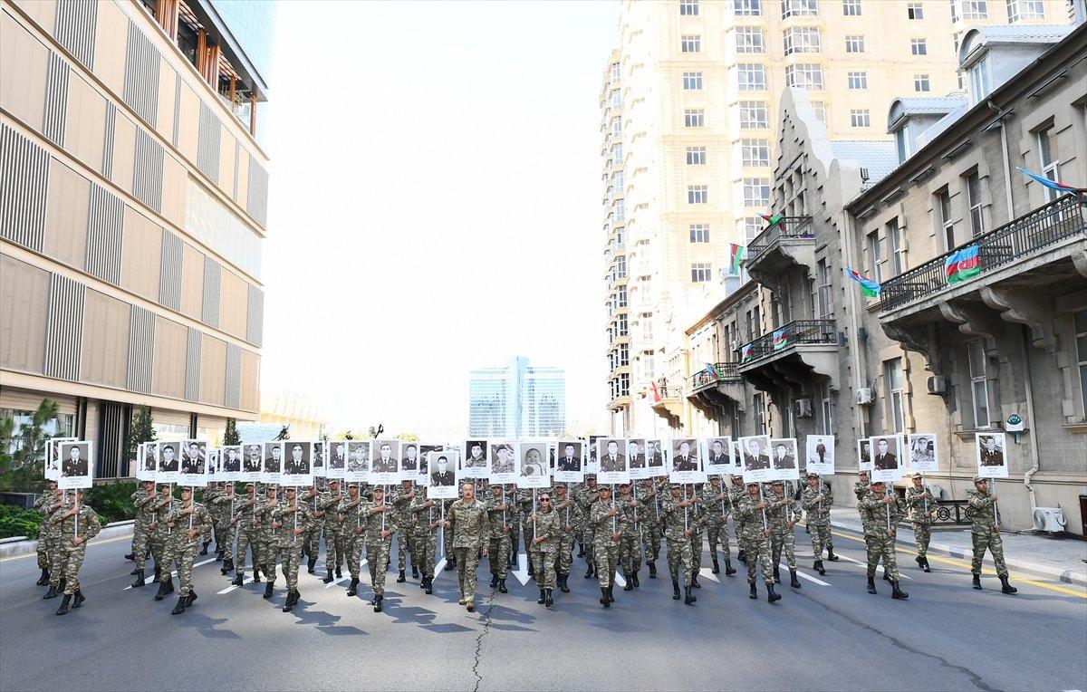 Bakü'de, şehitlerin fotoğrafları ile yürüyüş yapıldı
