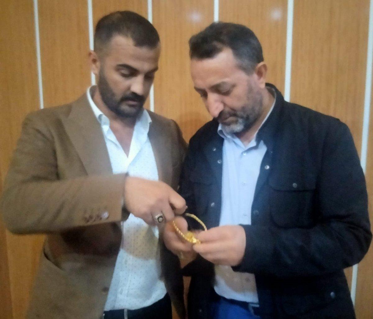 Ağrı'da yerde bulduğu 70 bin liralık altını sahibine ulaştırdı