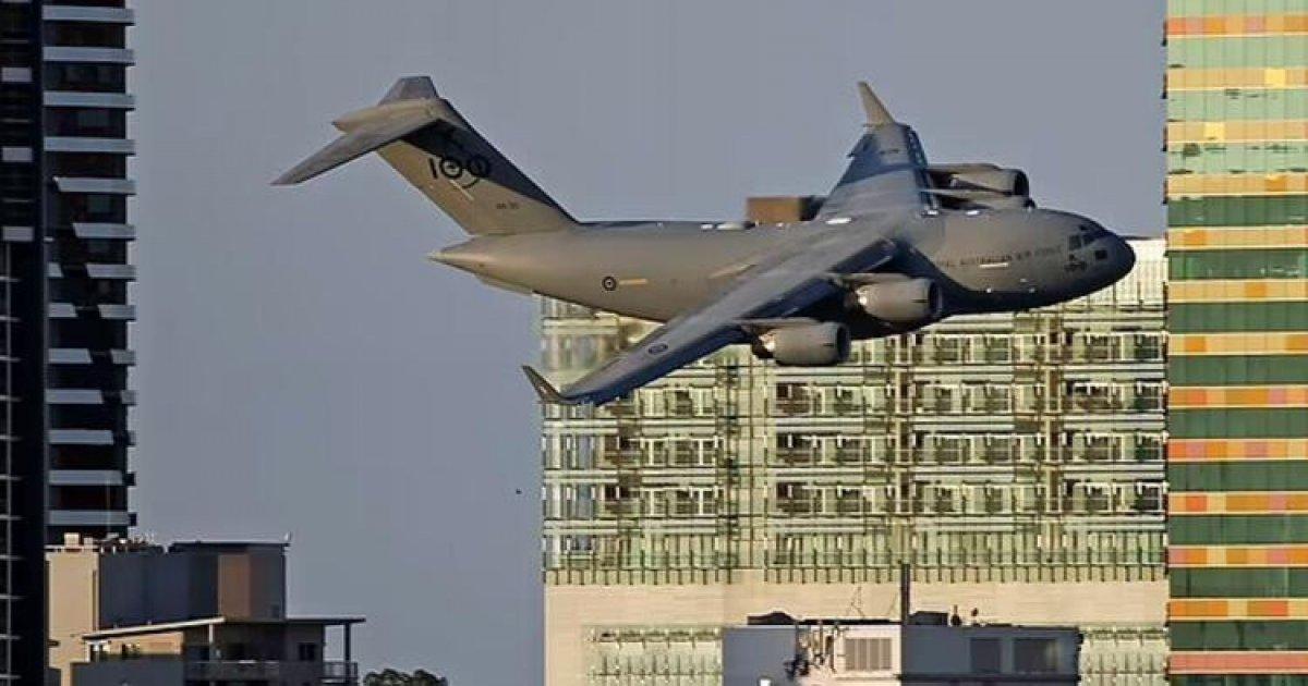 Avustralya'daki festivalde alçak uçuş gösterisi izleyenleri korkuttu