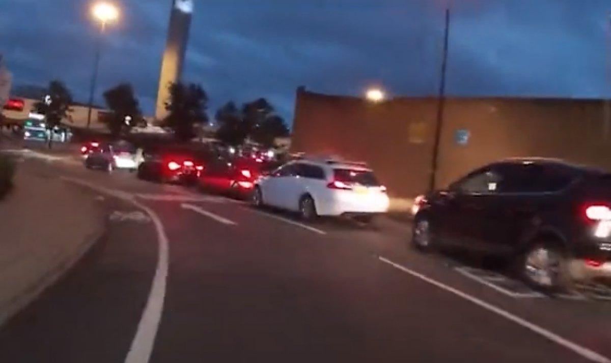 İngilizlerin akaryakıt istasyonunda benzin kavgası