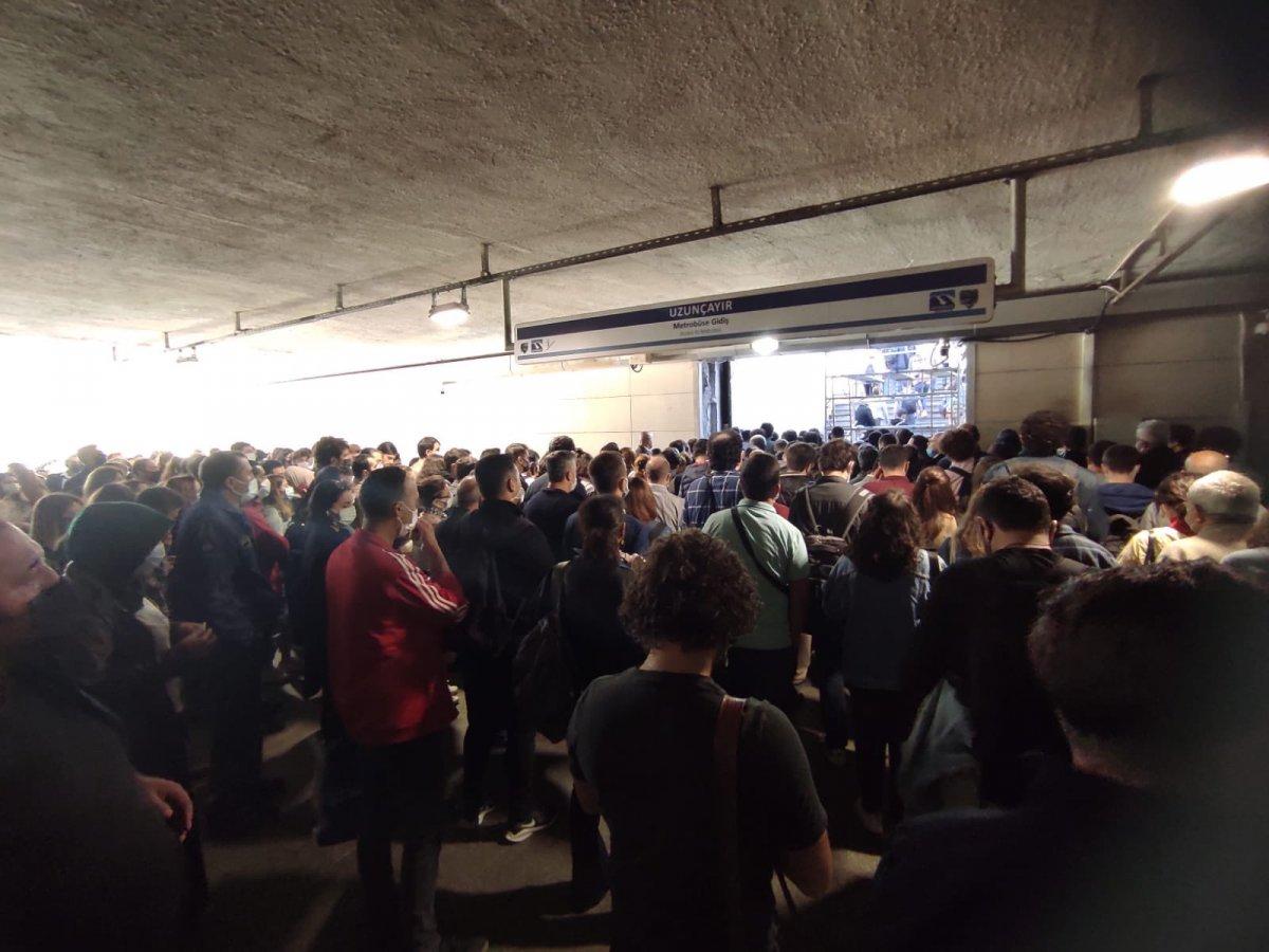 İstanbul'da metrobüs girişine konan iskele, görenleri şaşkına çevirdi