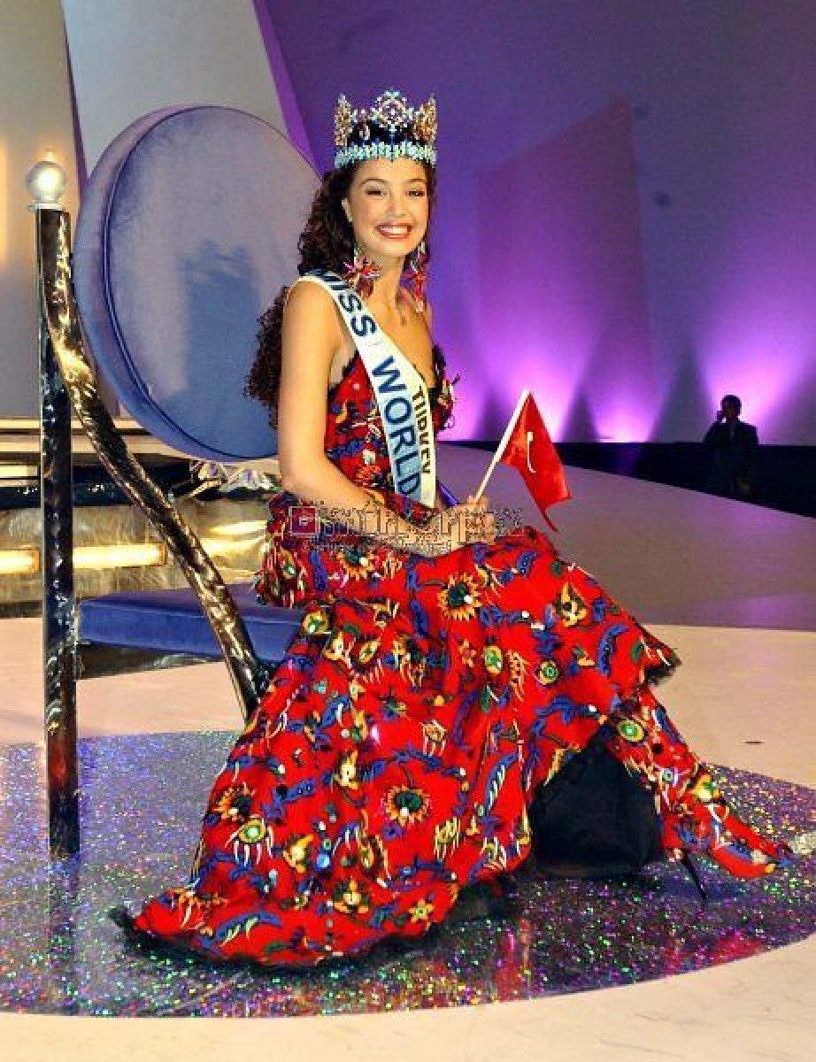 Azra Akın'ı 'Kainat Güzeli' yapan elbisenin bilinmeyen hikayesi