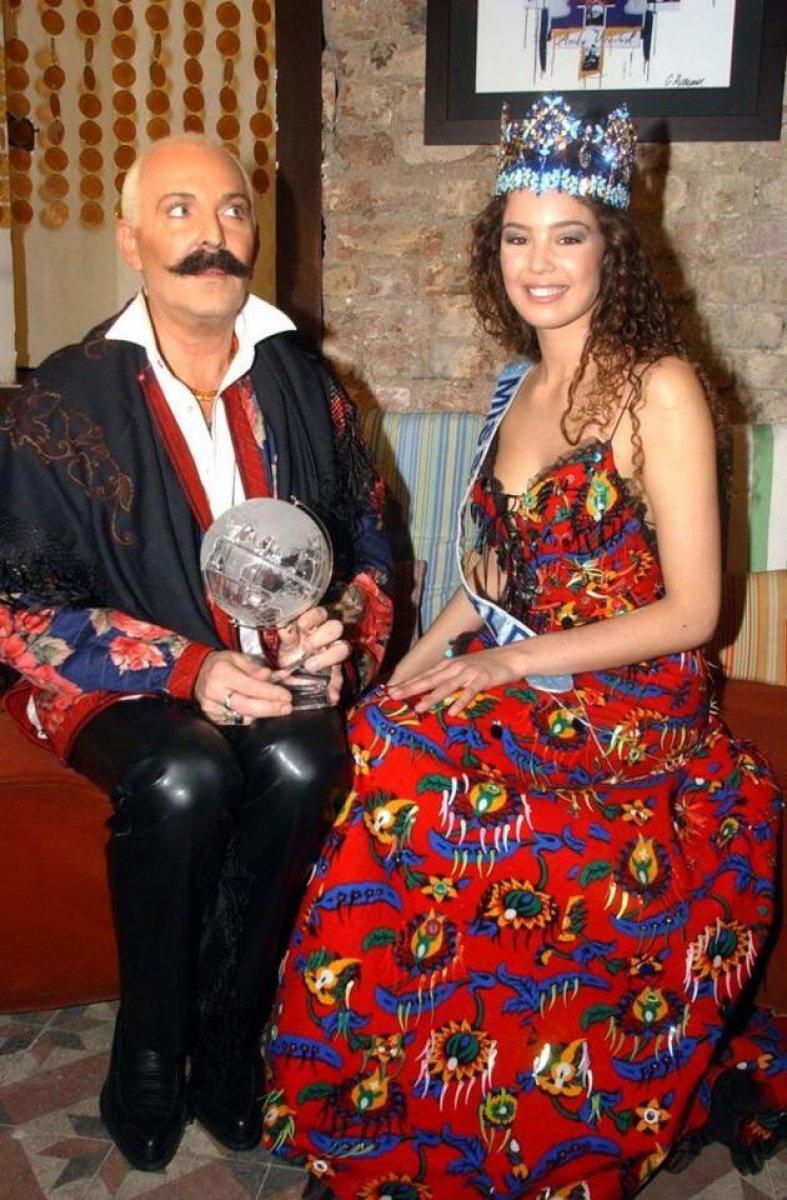 Azra Akın'ı 'Kainat Güzeli' yapan elbisenin bilinmeyen hikayesi