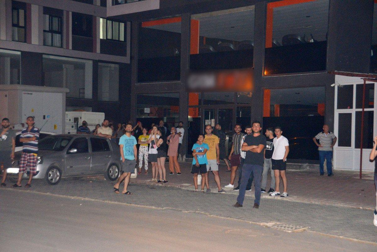 Adana'da yangında mahsur kalan şahsı bekçiler kurtardı